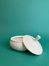 Laden Sie das Bild in den Galerie-Viewer, Dose "Kreisel" weiss