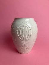 Laden Sie das Bild in den Galerie-Viewer, Vase "Qualle" weiss