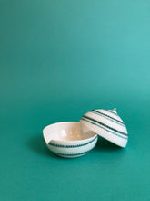 Laden Sie das Bild in den Galerie-Viewer, Dose "Spirale" grünblau