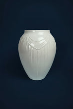 Laden Sie das Bild in den Galerie-Viewer, Vase "Artdeco" weiss