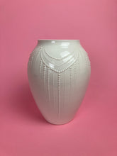 Laden Sie das Bild in den Galerie-Viewer, Vase "Artdeco" weiss
