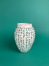 Laden Sie das Bild in den Galerie-Viewer, Gedichtvase "Braille" Ringelnatz