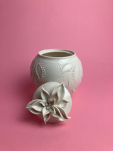 Laden Sie das Bild in den Galerie-Viewer, Dose "Blume" weiss
