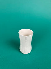 Laden Sie das Bild in den Galerie-Viewer, Vase "Streifen" weiss