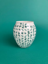 Laden Sie das Bild in den Galerie-Viewer, Gedichtvase "Braille" Ringelnatz