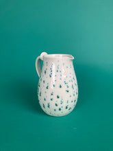 Laden Sie das Bild in den Galerie-Viewer, Krug "Gestöber" grünblau
