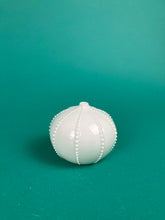 Laden Sie das Bild in den Galerie-Viewer, Vase "Seeigel" weiss