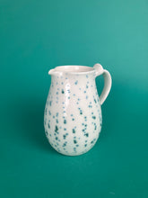 Laden Sie das Bild in den Galerie-Viewer, Krug "Gestöber" grünblau