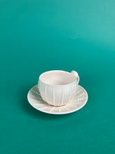 Laden Sie das Bild in den Galerie-Viewer, Espressotasse "Streifen"weiss