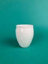 Laden Sie das Bild in den Galerie-Viewer, Becher "Quallen" weiss