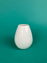 Laden Sie das Bild in den Galerie-Viewer, Vase "Streifen" weiss