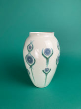 Laden Sie das Bild in den Galerie-Viewer, Vase "Mondblumen" bunt
