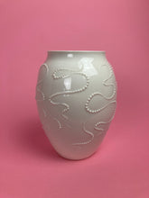 Laden Sie das Bild in den Galerie-Viewer, Vase "Luftschlangen" weiss