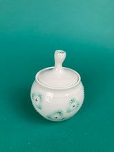 Laden Sie das Bild in den Galerie-Viewer, Dose "Blumen " grün und gold