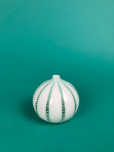 Laden Sie das Bild in den Galerie-Viewer, Vase "Seeigel" grün