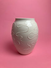 Laden Sie das Bild in den Galerie-Viewer, Vase "Luftschlangen" weiss