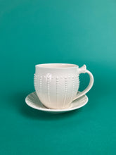 Laden Sie das Bild in den Galerie-Viewer, Tasse "Seeigel" weiss