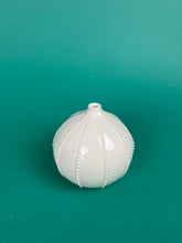 Laden Sie das Bild in den Galerie-Viewer, Vase "Seeigel" weiss