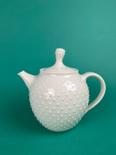 Laden Sie das Bild in den Galerie-Viewer, Teekanne "allover" weiss