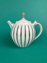 Laden Sie das Bild in den Galerie-Viewer, Teekanne "Streifen" grünblau