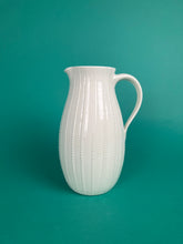 Laden Sie das Bild in den Galerie-Viewer, Krug "Streifen" weiss