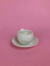 Laden Sie das Bild in den Galerie-Viewer, Espressotasse "Artdeco" weiss