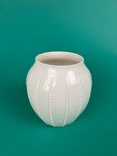 Laden Sie das Bild in den Galerie-Viewer, Vase "Streifen" weiss