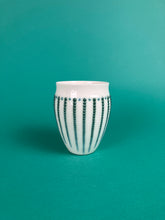 Laden Sie das Bild in den Galerie-Viewer, Becher "Seeigel" grünblau
