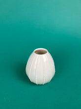 Laden Sie das Bild in den Galerie-Viewer, Vase "Streifen" weiss