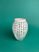 Laden Sie das Bild in den Galerie-Viewer, Gedichtvase "Braille" Ringelnatz