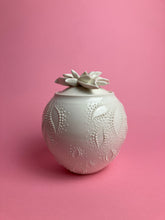 Laden Sie das Bild in den Galerie-Viewer, Dose "Blume" weiss