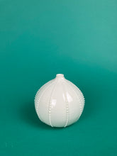 Laden Sie das Bild in den Galerie-Viewer, Vase "Seeigel" weiss