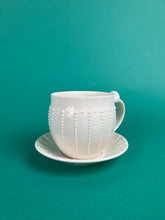 Laden Sie das Bild in den Galerie-Viewer, Tasse "Seeigel" weiss