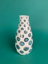 Laden Sie das Bild in den Galerie-Viewer, Vase "Pfauenauge" gold