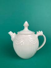 Laden Sie das Bild in den Galerie-Viewer, Teekanne "Artdeco" weiss