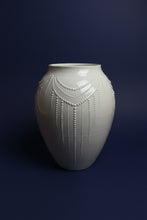 Laden Sie das Bild in den Galerie-Viewer, Vase "Artdeco" weiss