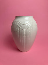 Laden Sie das Bild in den Galerie-Viewer, Vase "Artdeco" weiss