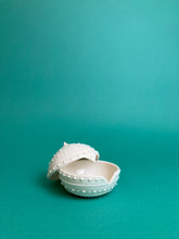 Laden Sie das Bild in den Galerie-Viewer, Dose "Basilius" weiss