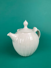 Laden Sie das Bild in den Galerie-Viewer, Teekanne "Streifen" weiss
