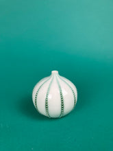 Laden Sie das Bild in den Galerie-Viewer, Vase "Seeigel" grün