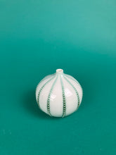 Laden Sie das Bild in den Galerie-Viewer, Vase "Seeigel" grün