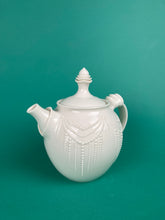 Laden Sie das Bild in den Galerie-Viewer, Teekanne "Artdeco" weiss