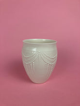 Laden Sie das Bild in den Galerie-Viewer, Becher "Artdeco" weiss