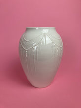 Laden Sie das Bild in den Galerie-Viewer, Vase "Artdeco" weiss