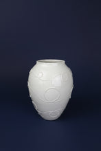 Laden Sie das Bild in den Galerie-Viewer, Vase „Schlaufen“ weiß