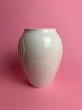 Laden Sie das Bild in den Galerie-Viewer, Vase "Qualle" weiss