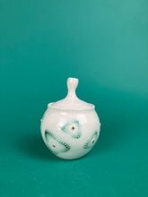 Laden Sie das Bild in den Galerie-Viewer, Dose "Blumen " grün und gold