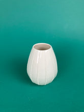 Laden Sie das Bild in den Galerie-Viewer, Vase "Streifen" weiss