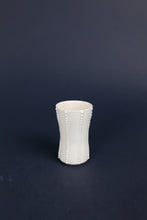 Laden Sie das Bild in den Galerie-Viewer, Vase "Streifen" weiss