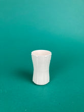 Laden Sie das Bild in den Galerie-Viewer, Vase "Streifen" weiss